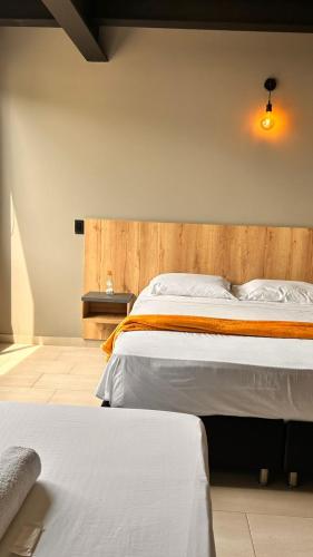 Postel nebo postele na pokoji v ubytování Seven hotel