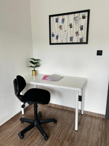 een wit bureau met een stoel en een laptop bij Apartment Lilly in Špindlerův Mlýn