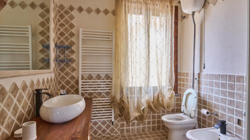 y baño con lavabo, aseo y espejo. en Villa Strognano, en Cerreto Guidi