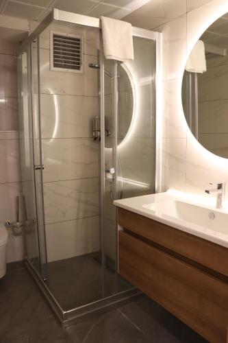 y baño con ducha y lavamanos. en Dab Hotel Ulus, en Ankara