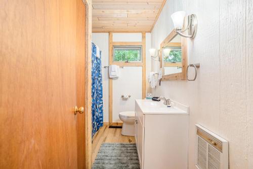 Bilik mandi di Whispering River Hideaway