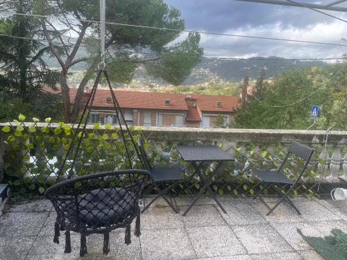 eine Terrasse mit 2 Stühlen und einem Tisch auf dem Balkon in der Unterkunft La Spezia 5 terre appartamento - Deluxe in La Spezia