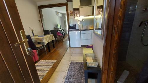 a room with a kitchen and a dining room at Titi Boutique Apartmanok in Bükfürdő
