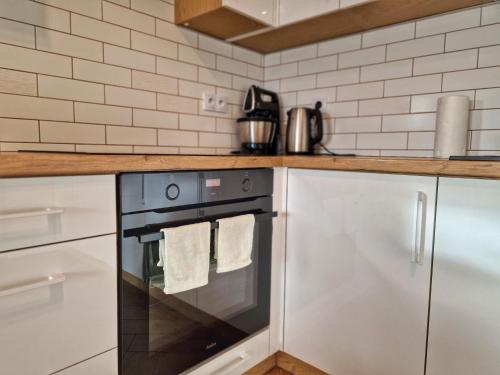 Dapur atau dapur kecil di Nad Zalew dom z basenem letnim, jacuzzi i sauną, jezioro i trasa Velo Czorsztyn w pobliżu