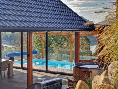 Kolam renang di atau dekat dengan Nad Zalew dom z basenem letnim, jacuzzi i sauną, jezioro i trasa Velo Czorsztyn w pobliżu