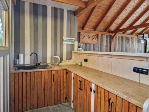 Dapur atau dapur kecil di Nad Zalew dom z basenem letnim, jacuzzi i sauną, jezioro i trasa Velo Czorsztyn w pobliżu