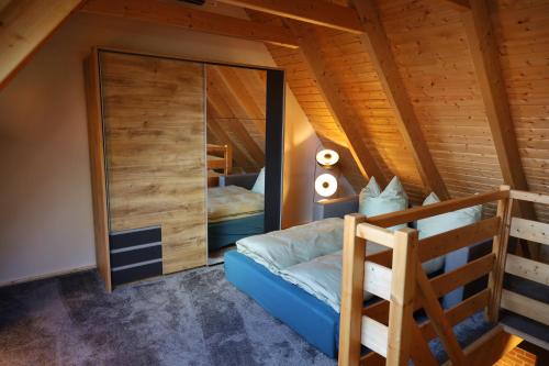 ein Schlafzimmer mit einem Etagenbett und einem Spiegel in der Unterkunft Ferienhaus auf dem Gestüt Lohhof mit wenn gewünscht Kinderreiten in Uchte