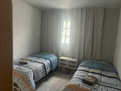 deux lits jumeaux dans une chambre avec fenêtre dans l'établissement Cs 3 qts, Brasília, Taguatinga., à Brasilia
