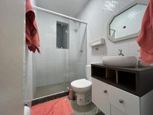 a bathroom with a shower and a toilet and a sink at Apartamento Excelente e Confortável no Flamengo in Rio de Janeiro