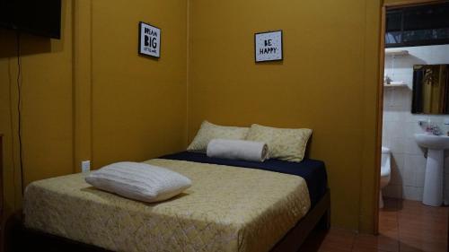 een slaapkamer met een bed met twee handdoeken erop bij YELLOW SUNRISE - Rio Celeste Dreams in Bijagua