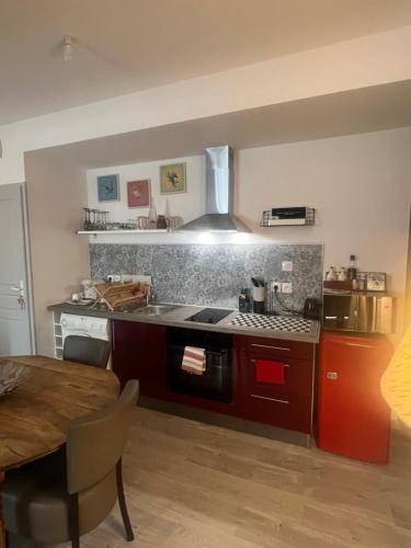 Una cocina o zona de cocina en Appartement privé « Rive Droite »