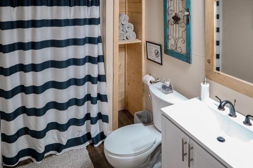 Cobb的住宿－Set Sail，浴室配有卫生间、盥洗盆和淋浴。