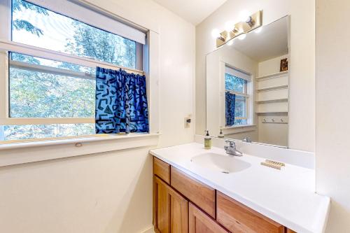Un baño con lavabo y ventana. en Green Mountain Retreat, en Sunderland