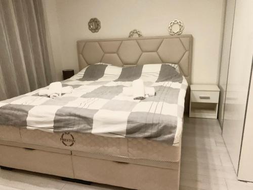 1 dormitorio con 1 cama con 2 almohadas en Colors Apartment Sarajevo en Sarajevo
