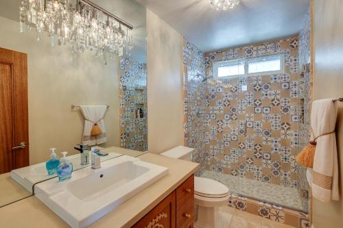 uma casa de banho com um lavatório e um chuveiro em Stunning Home on Golf Course about 8 Mi to Disneyland! em Buena Park