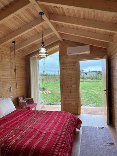 ein Schlafzimmer mit einem großen Bett und einem großen Fenster in der Unterkunft Fishta Guesthouse - Mrizi i Zanave in Fishtë