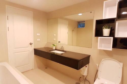 La salle de bains est pourvue d'un lavabo et de toilettes. dans l'établissement Central Luxury Signature 3BR/wifi/Pool, à Bangkok