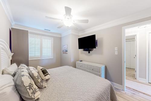sypialnia z łóżkiem i telewizorem z płaskim ekranem w obiekcie Hook Wine and Sinker w mieście Myrtle Beach
