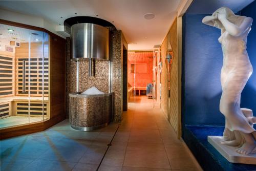 a hallway with a shower with a statue of a woman at Seehotel Pilatus in Hergiswil