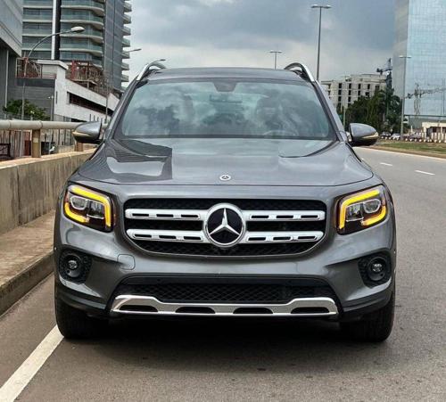Un coche Mercedes Benz está aparcado en la carretera. en House en Lagos