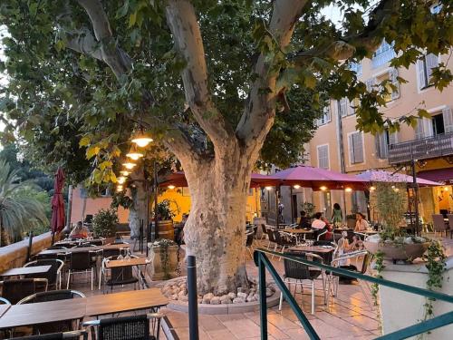 Un restaurante u otro lugar para comer en Charmante maison de vacances Sud France