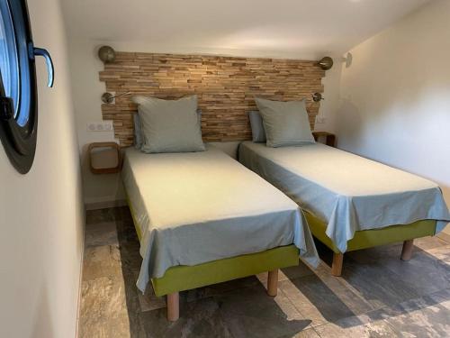 two beds sitting next to each other in a room at Charmante maison de vacances Sud France in Fayence