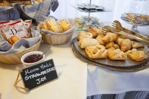 a table with a bunch of pastries and baskets of bread at B&B Il Parco in Monterosso al Mare
