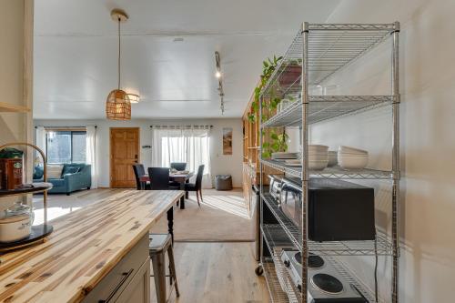 eine Küche und ein Wohnzimmer mit einem Regal in der Mitte in der Unterkunft Cozy Central Point Bungalow on Working Winery! in Central Point
