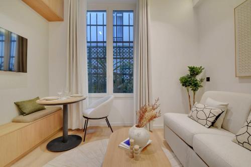 un salon avec un canapé et une table dans l'établissement Modern studio - 2P - Montmartre - Sacre Coeur, à Paris