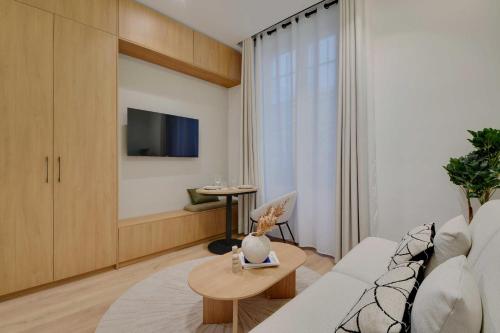 un salon avec un canapé blanc et une table dans l'établissement Modern studio - 2P - Montmartre - Sacre Coeur, à Paris