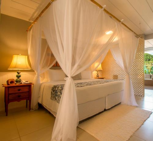 Giường trong phòng chung tại Pedra da Laguna Boutique Hotel SPA