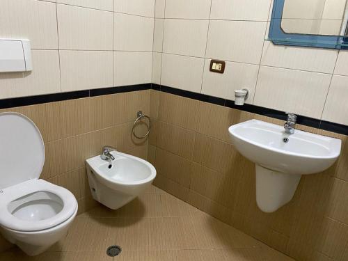 łazienka z toaletą i umywalką w obiekcie "Nako" apartment w Tiranie