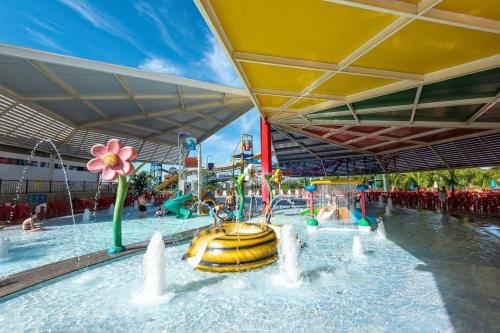 a pool with a water park with a water slide at Caldas Novas - 2024 - diRoma Spazzio acesso ao Vulcão - com Piscina do hotel 24 horas in Caldas Novas