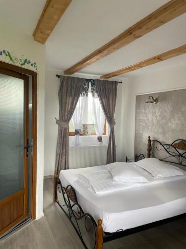 Postel nebo postele na pokoji v ubytování Casa Piscul Verde Vladeni