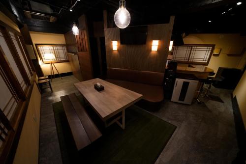 una vista aérea de un comedor con una mesa de madera en HOTEL Lee, en Tokio