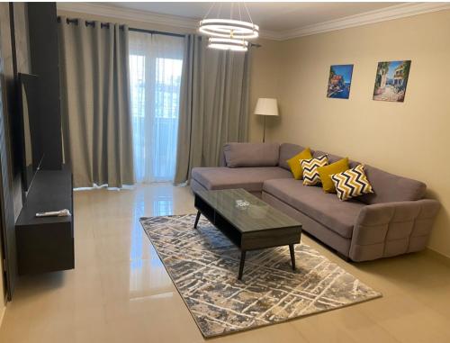 een woonkamer met een bank en een salontafel bij Ocean Blue Luxury serviced Hotel Apartments in Caïro