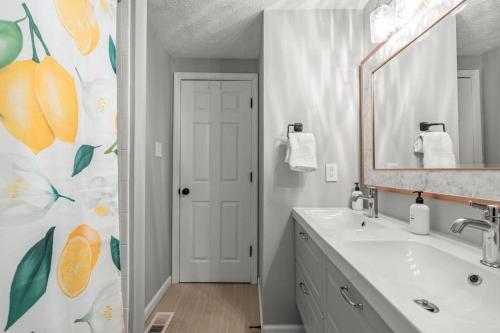 un bagno con lavandino e specchio di Zestlife-LuxuryEscape-ThemedRooms-Pool-GameRoom a Indianapolis