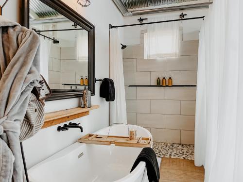 a bathroom with a tub and a sink at Inn Santa Clara in Santa Clara
