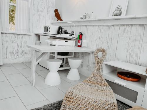 a white kitchen with a desk and a chair at Inn Santa Clara in Santa Clara