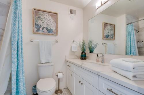 een witte badkamer met een toilet en een wastafel bij Scottsdale Vacation Home with Pool 2 Mi to Old Town in Scottsdale
