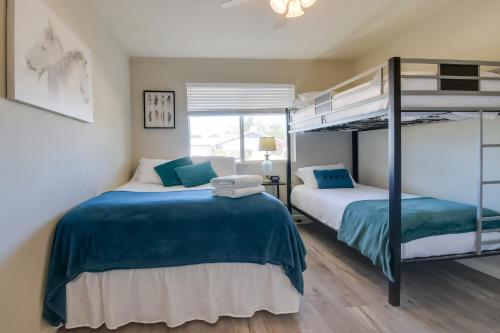 een slaapkamer met 2 bedden en een stapelbed bij Scottsdale Vacation Home with Pool 2 Mi to Old Town in Scottsdale