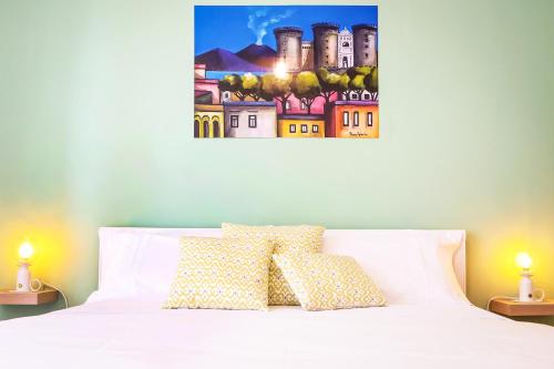 een slaapkamer met een wit bed en een schilderij aan de muur bij Re Nasone Guest House in Napels