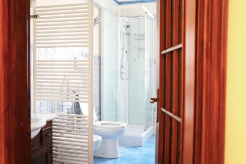 een badkamer met een toilet, een wastafel en een douche bij Re Nasone Guest House in Napels