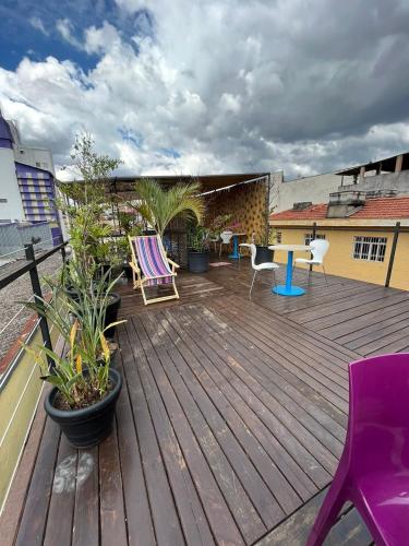 a wooden deck with chairs and a table on it at Estúdios Conteiners de 02 a 04 hóspedes região lapa in Sao Paulo