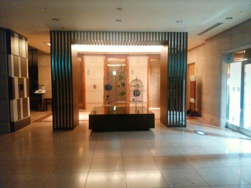 a lobby of a building with a table in the middle at JR Hotel Clement Tokushima in Tokushima