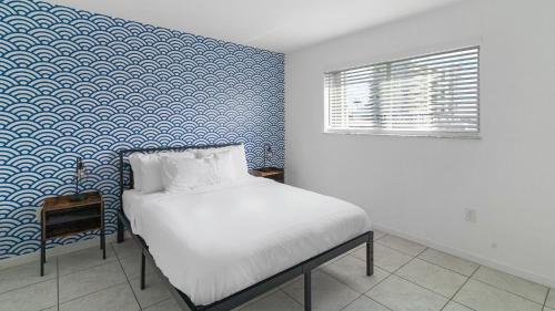 a bedroom with a bed and a blue and white wall at Apartment 1 1 near Ballpark and Hospitals Airport in Miami