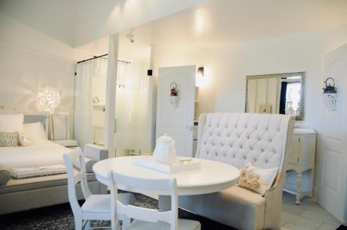 a room with a bed and a table and a chair at Inn Santa Clara in Santa Clara