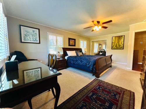 1 dormitorio con 1 cama y ventilador de techo en Family-sized Contemporary in Spacious Neighbourhood, en Annapolis