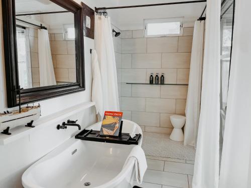 a bathroom with a sink and a bath tub at Inn Santa Clara in Santa Clara