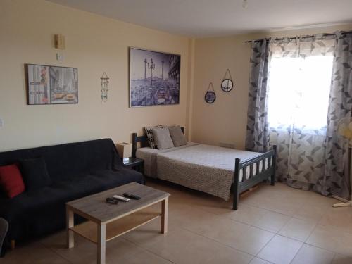 een woonkamer met een bed en een bank bij Xylophagou Rest and Relax 3 Ayia Napa Larnaca 1 bedroom apartment in Xylophaghou